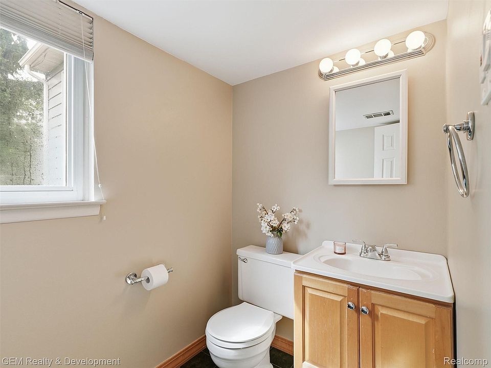 910 Virginia St, photo 24