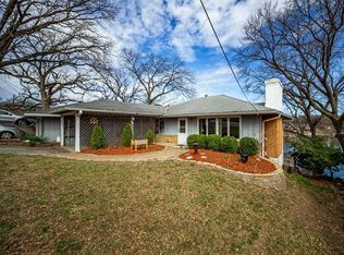817 NW South Shore Dr, Lake Waukomis, MO 64151