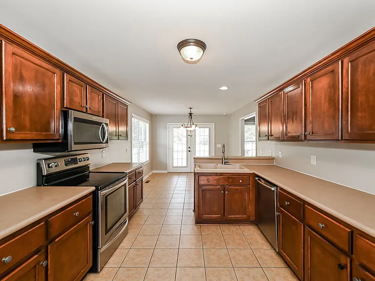 3418 Leslie Ln — Photo 9