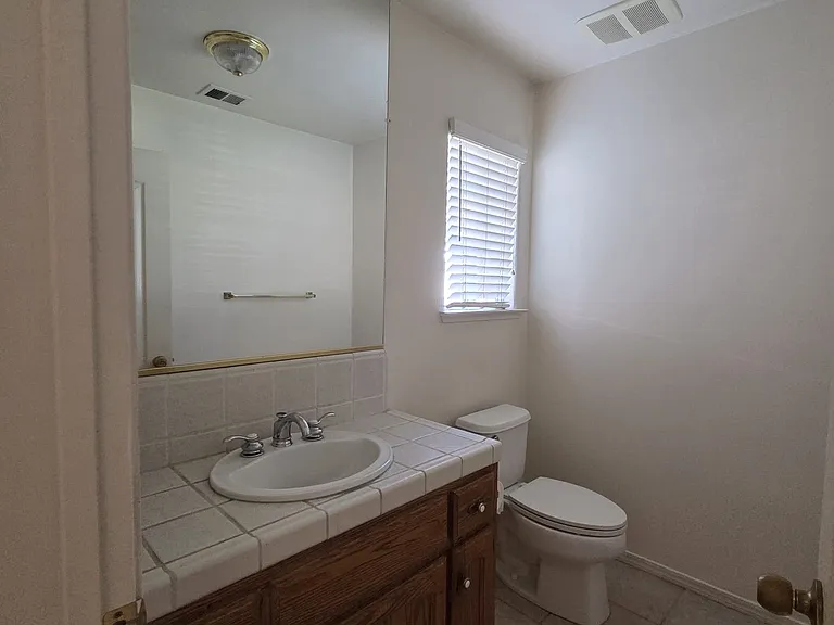 1940 Lawrence Ave — Photo 2