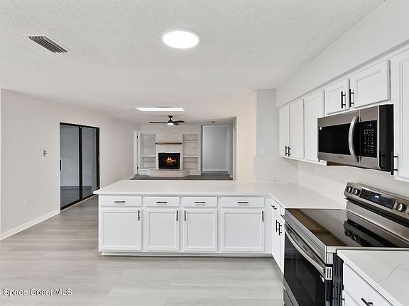 5th image of 1760 Harbor Oaks Pl