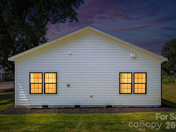 5th image of 203 Lee St