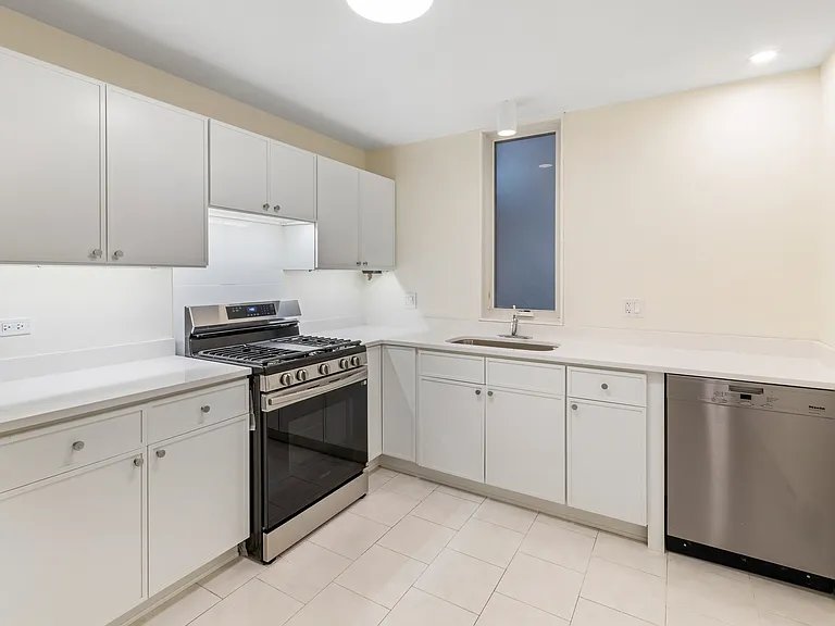 5435 N Artesian Ave #1W — Photo 8