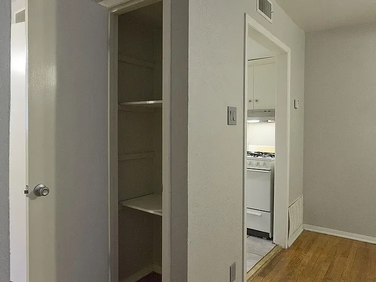 804 N Locust St — Photo 9