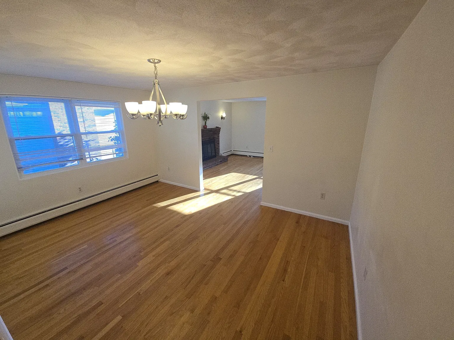 3 bed, 1.5 bath, 1350 sqft, $3,350 — Photo 4
