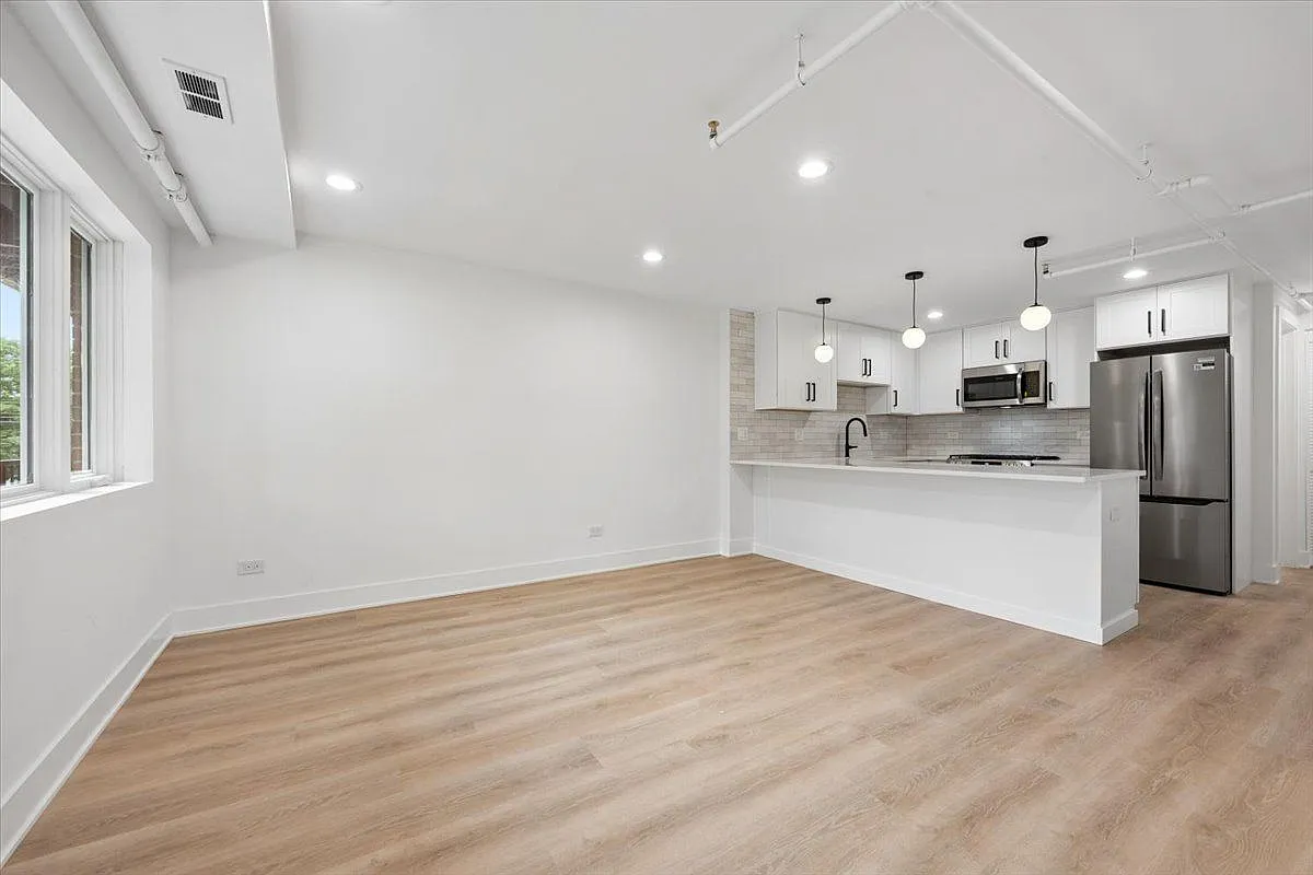 2 bed, 2.0 bath, 1000 sqft, $2,745 — Photo 3