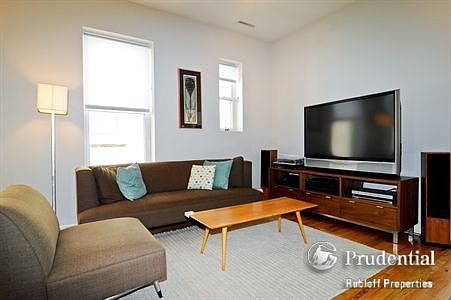 3rd image of 711 N Hoyne Ave APT 3N