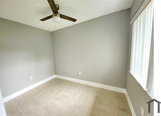 335 SW 20th St #9 — Photo 14