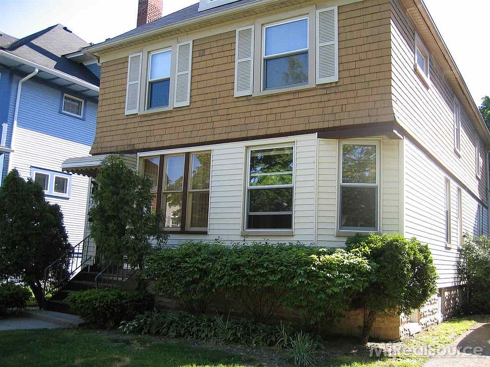1st image of 1031 Lakepointe St