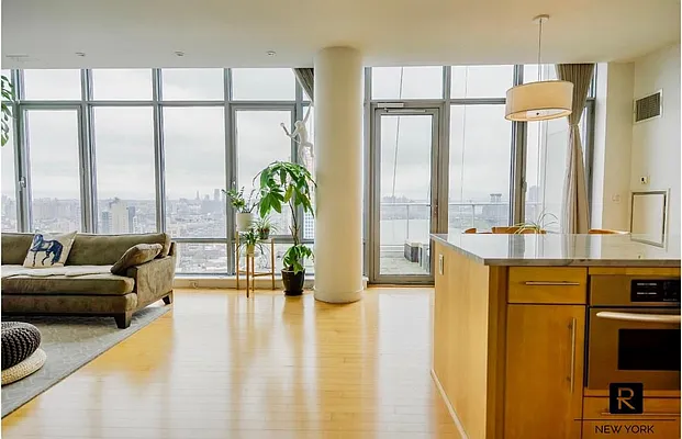 Sold by R New York | media 5