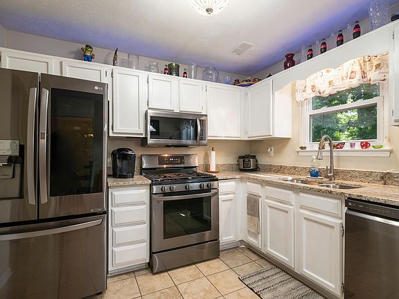4th image of 385 Barrington Dr E