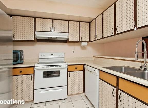 4th image of 990 Ala Nanala St APT 10D