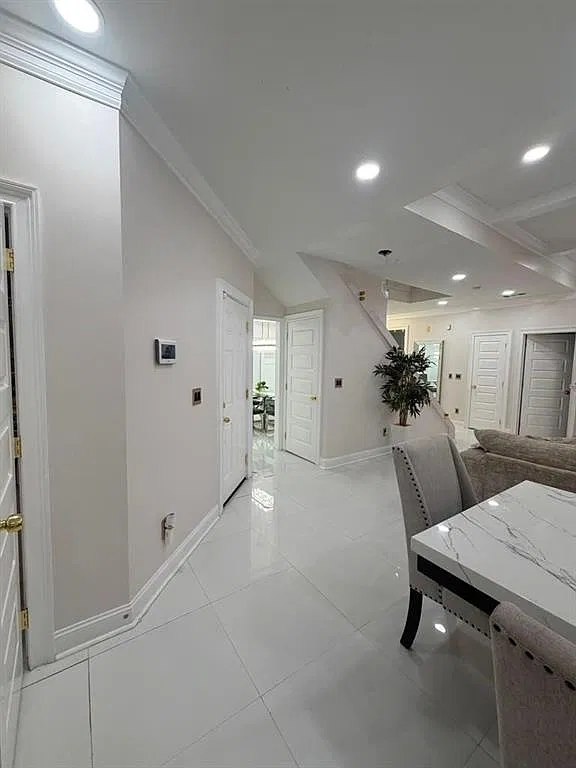 5 bed, 3.0 bath, 3169 sqft, $4,000 — Photo 4