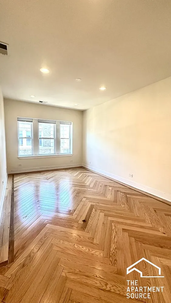1161 W Lunt Ave — Photo 3