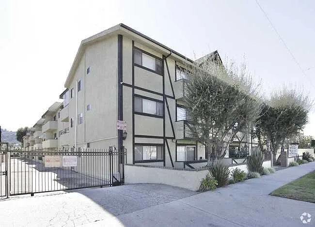 Moorpark St — Photo 32