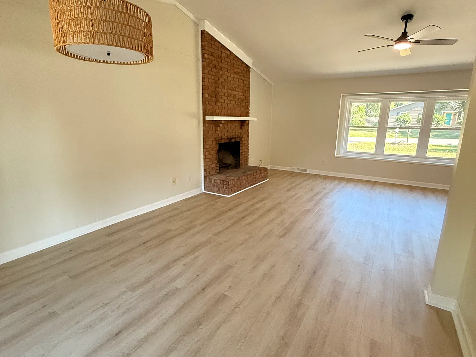 3 bed, 1378 sqft, $2,500 — Photo 4
