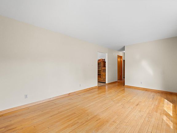 3rd image of 211 Foster Dr