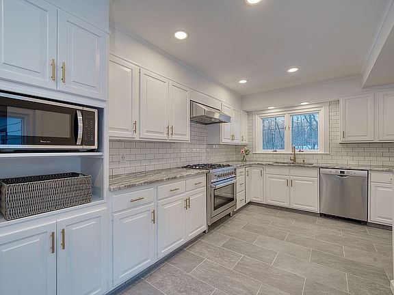 4th image of 40 Dogwood Ln