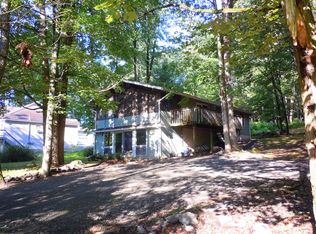 210 Waterview Dr, Lords Valley, PA 18428