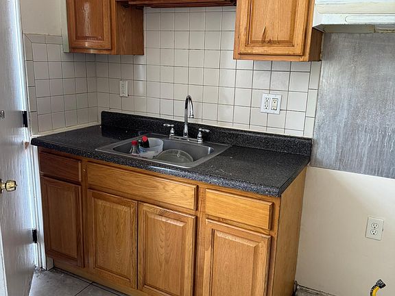 4th image of 137 Hawthorne Ave #2
