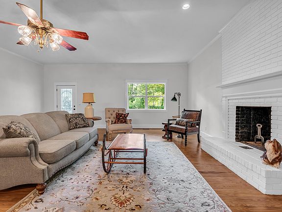 5th image of 484 Southgate Dr