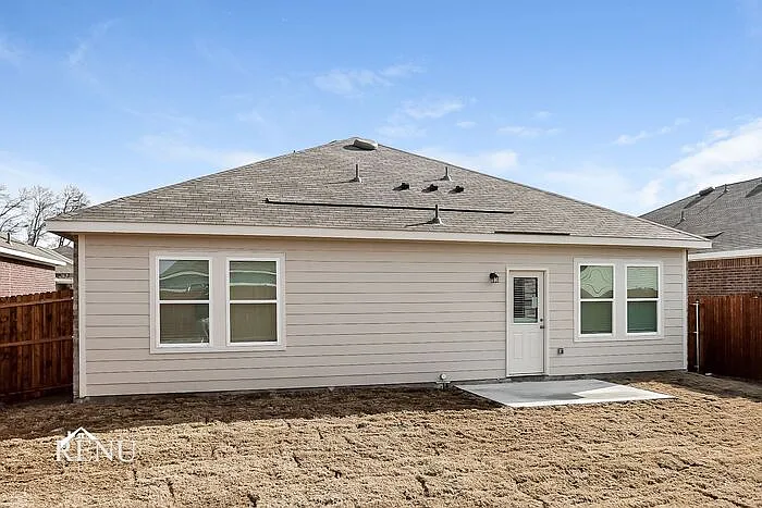 3 bed, 2.0 bath, 1429 sqft, $2,015 — Photo 3