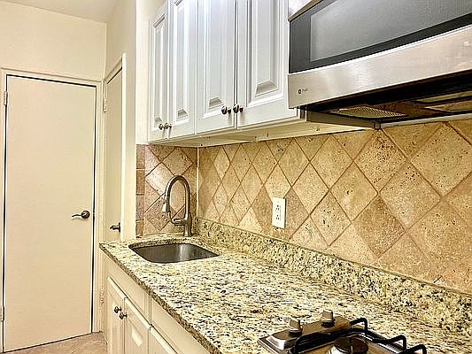 4th image of 448 W 55th St #B1