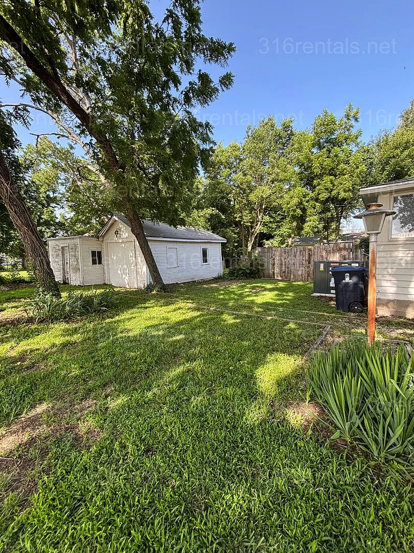 Two bed one bath house available now! — Photo 3