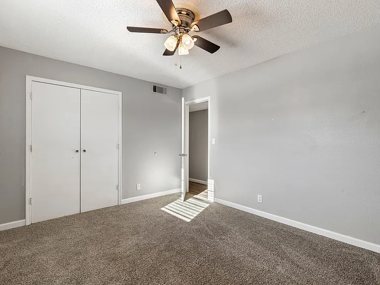 Crossroads Villa Apartments — Photo 28