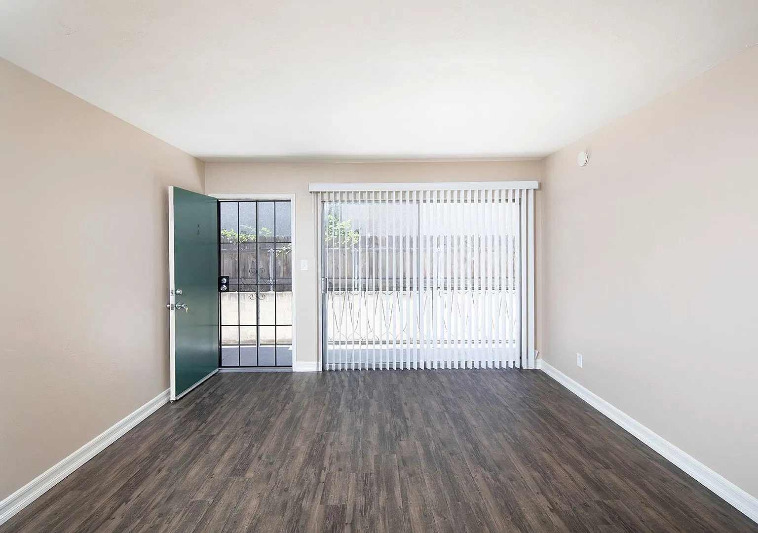 543 F Avenue — Photo 4