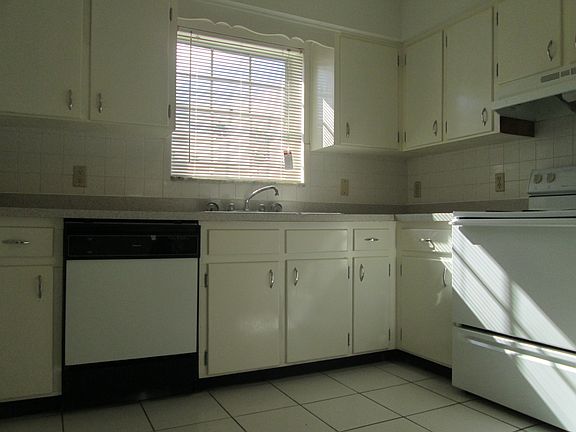 4th image of 141 E Davis Blvd APT 207