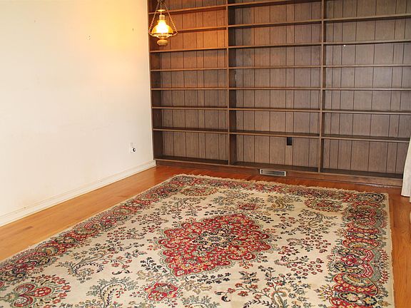 4th image of 111 Oak Park Dr