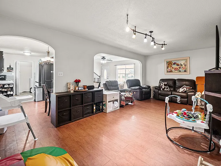 919 Van Buren Ave — Photo 13