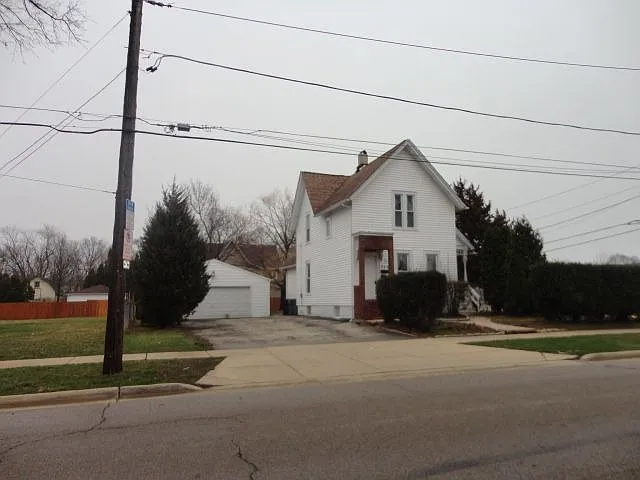 353 Hill Ave photo 1