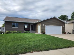 625 Sawgrass St, Yankton, SD 57078