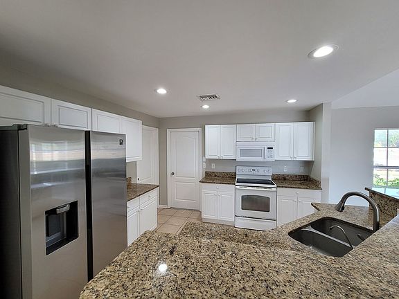 4th image of 224 NE 31st Ter