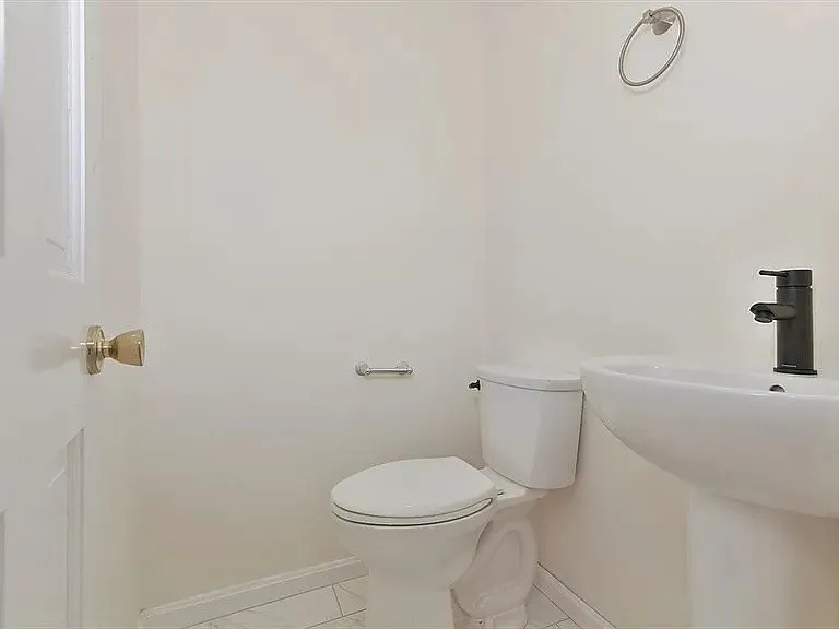 1047 Washington St #2 — Photo 9