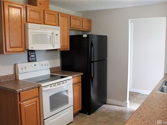 3rd image of 301 E Woodland Dr