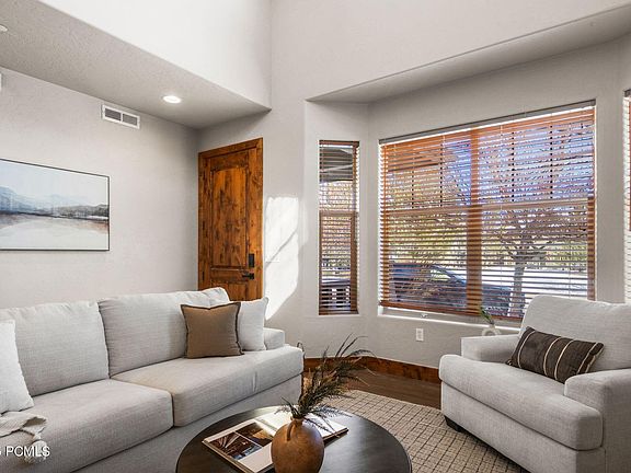 4th image of 6095 N Fox Pointe Cir APT A1