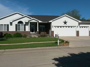 10 Granite Ct, Mason City, IA 50401