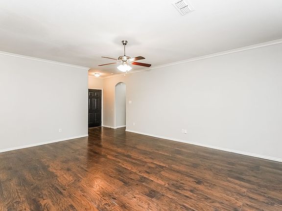 3rd image of 3113 Royal Crest Dr