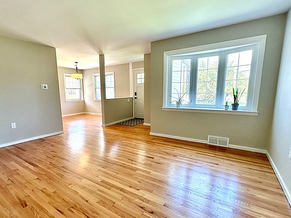 3rd image of 804 Sherwood Rd