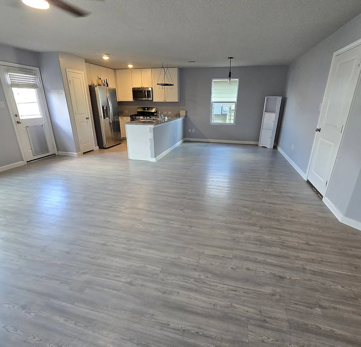 4 bed, 2.5 bath, 1950 sqft, $2,000 — Photo 1