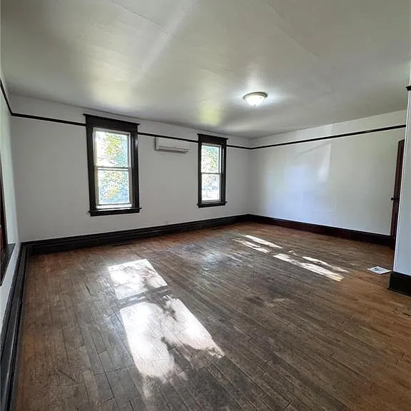 393 Adelaide St — Photo 11