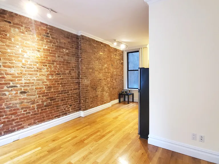411 E 6th St #3D — Photo 6