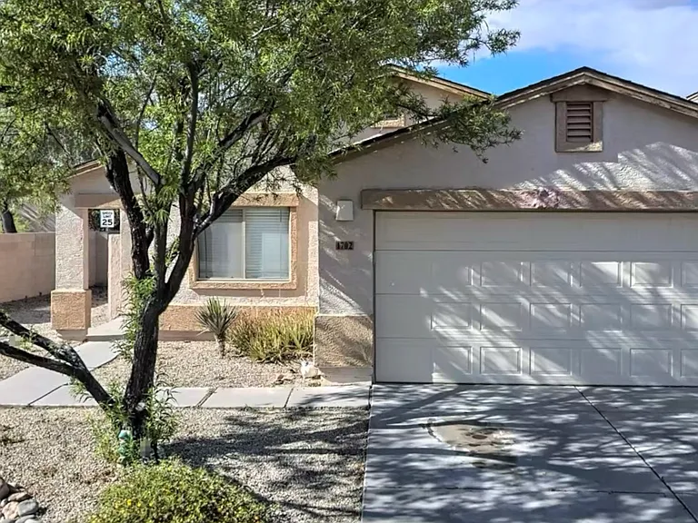 1702 E Desert Moon Trl — Photo 2