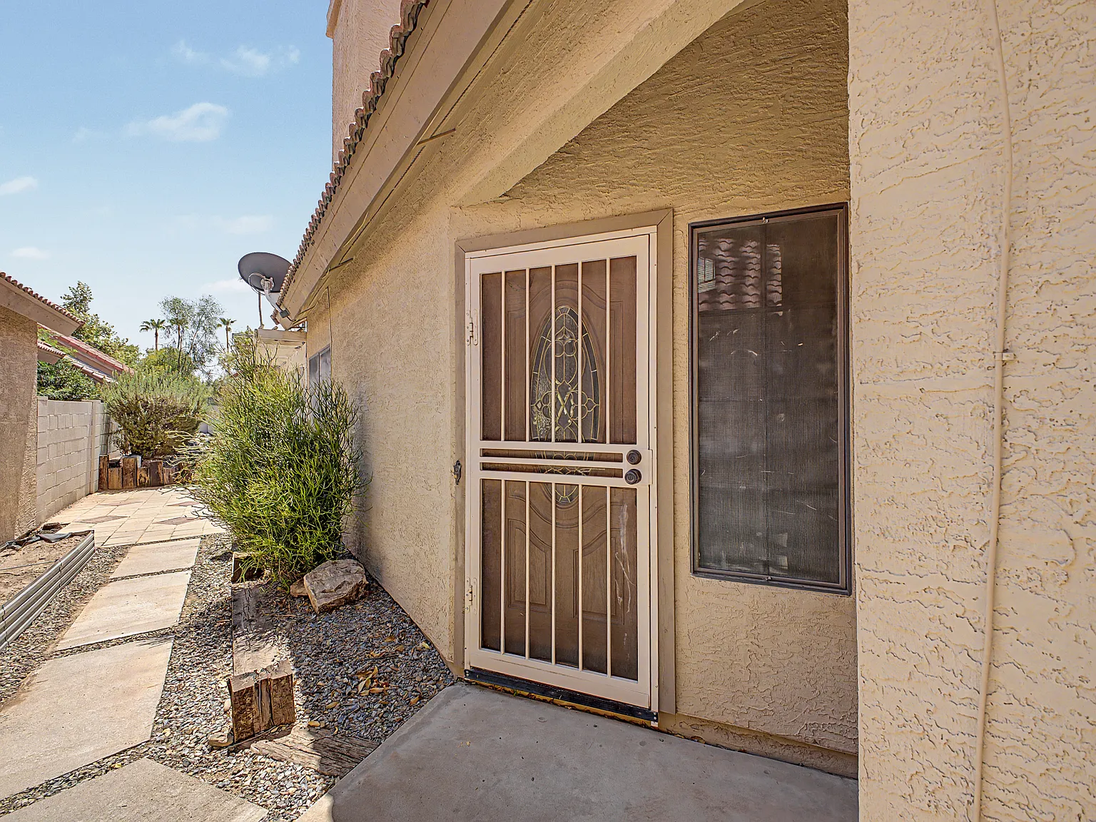 3 bed, 2.5 bath, 1390 sqft, $2,200 — Photo 2