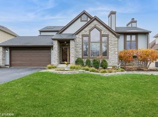 19W126 Millbrook Ct, Downers Grove, IL 60516