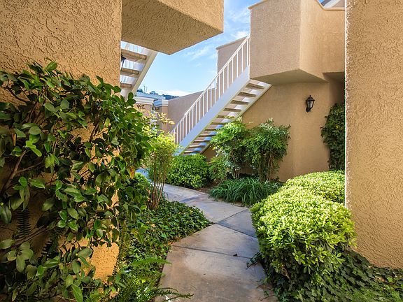 2nd image of 24005 Arroyo Park Dr Unit 70