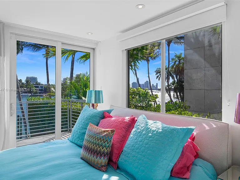 227 E Dilido Dr — Photo 48